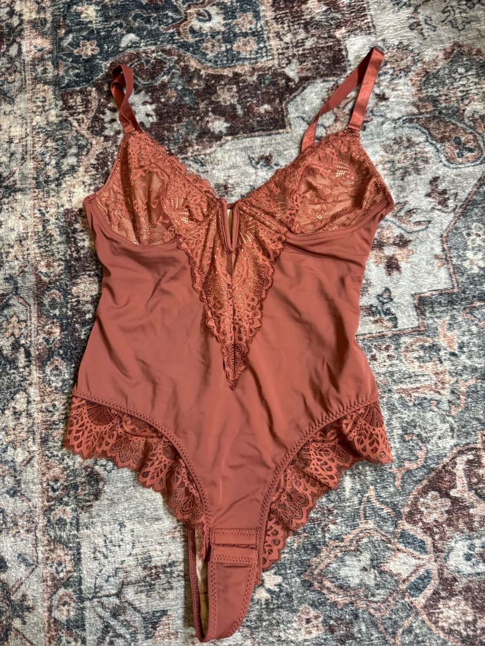 Scallop Lace V-Neck Bodysuit in Rusty Rose